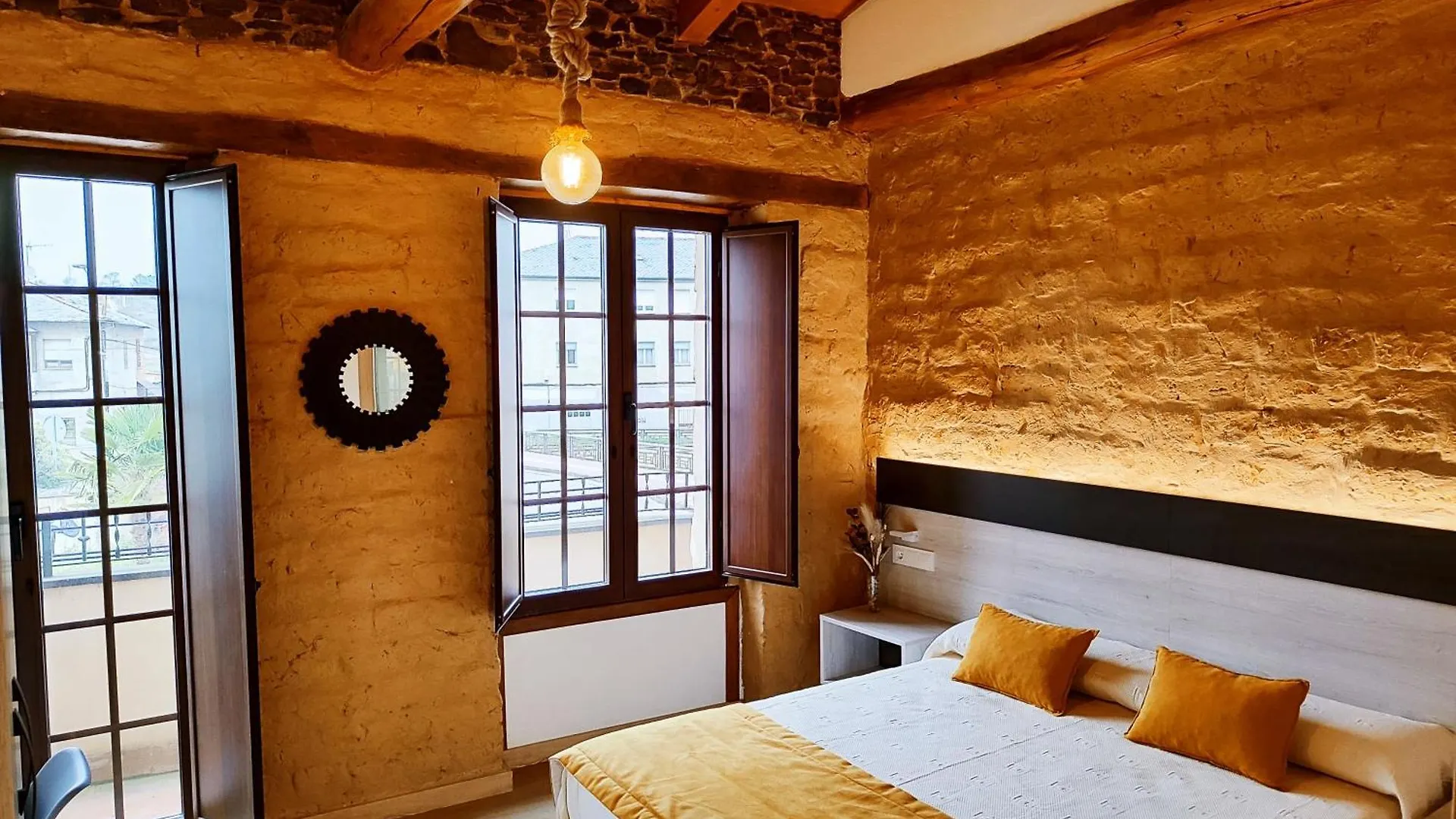 4 Hoteles Céntricos que Destacan junto al Museo del Ferrocarril