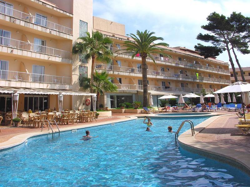 4 Hoteles Céntricos cerca de Bartolome Riutort Blanes con Acceso Directo
