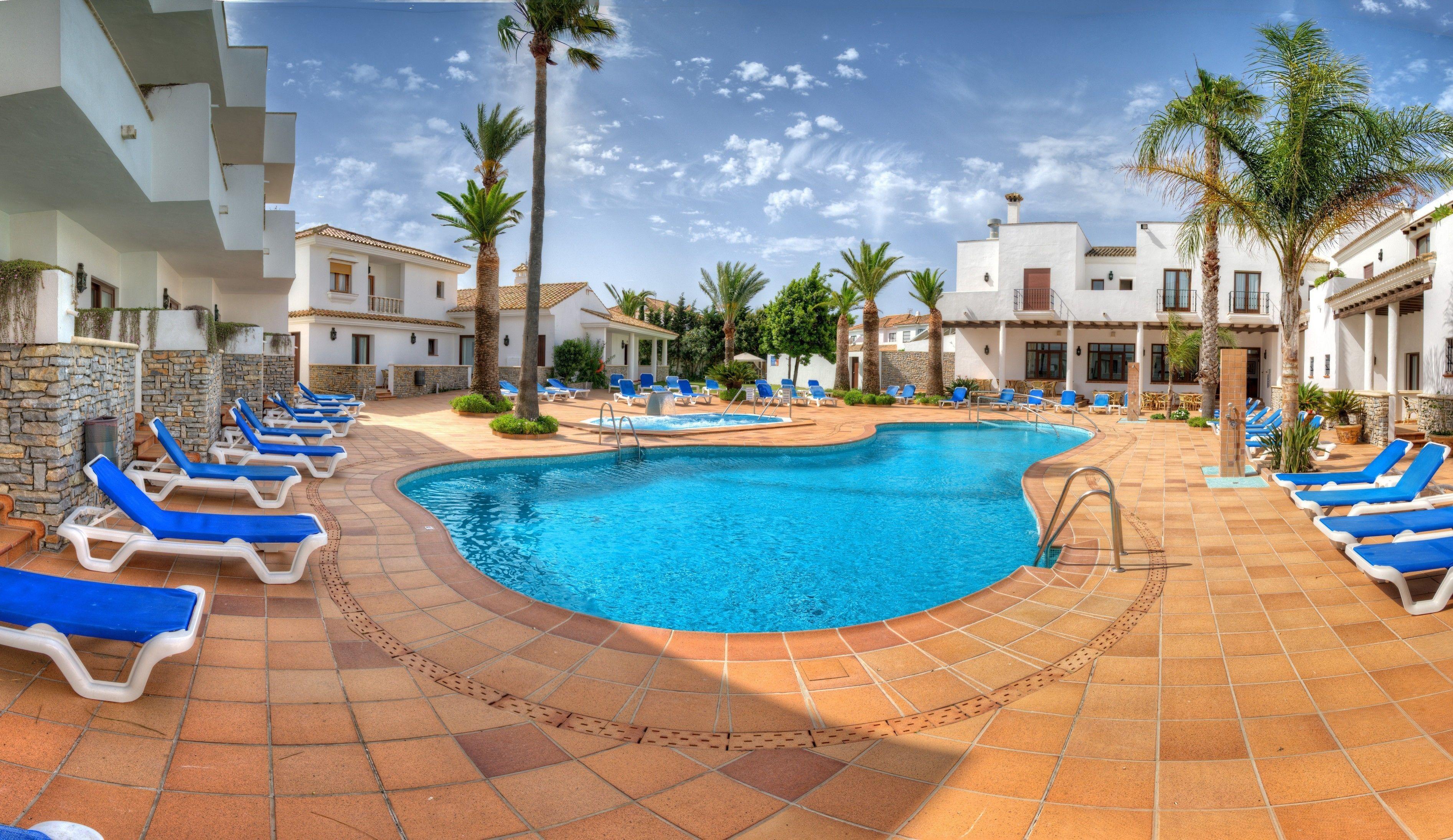 4 Hoteles de Playa cerca de Playa de Bolonia que Merece la Pena Conocer